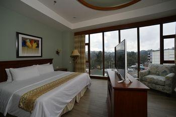 Paragon Hotel and Suites photo 3