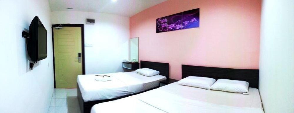 Hotel CheckedInn photo 3