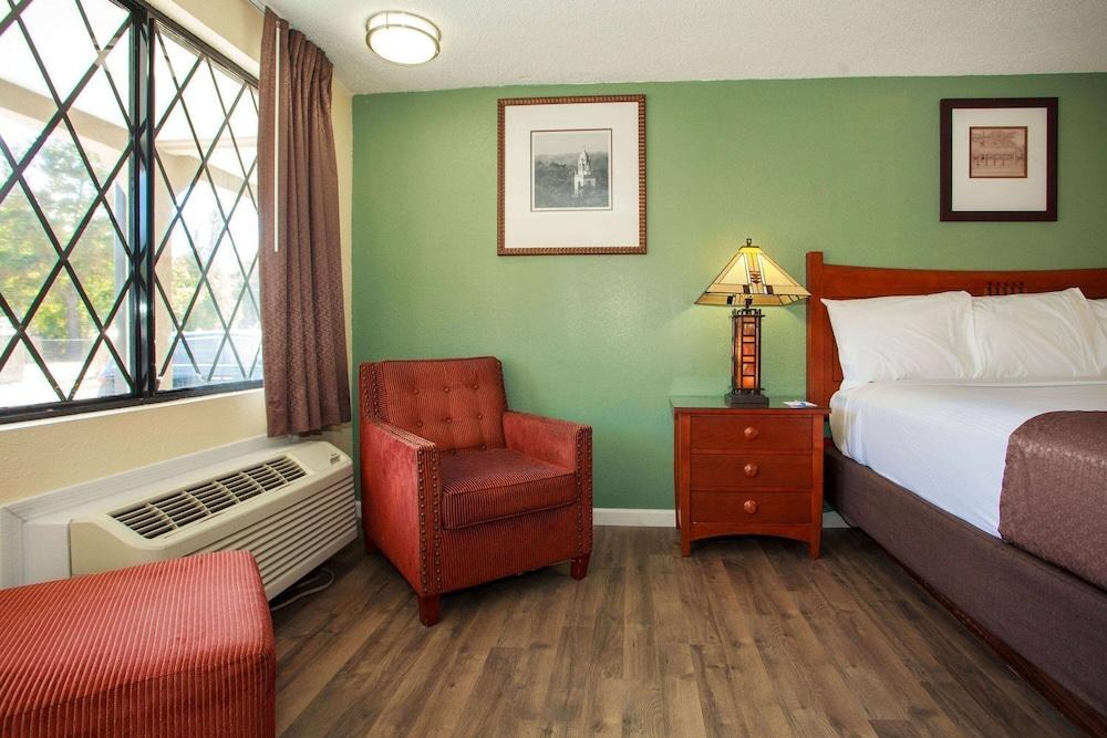 Travelodge by Wyndham Macon West photo 2