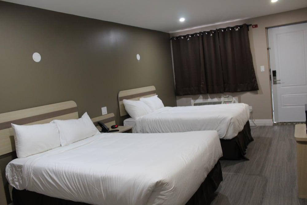 Super 8 by Wyndham Niagara Falls ON photo 1