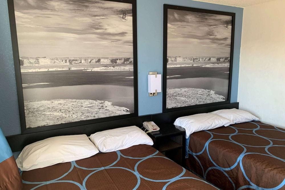 Super 8 by Wyndham Phoenix West photo 1