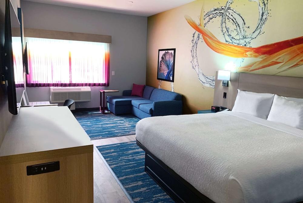 La Quinta Inn & Suites by Wyndham San Antonio Seaworld/LAFB photo 2