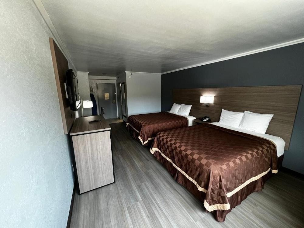 Super 8 by Wyndham Fort Worth Entertainment District photo 1