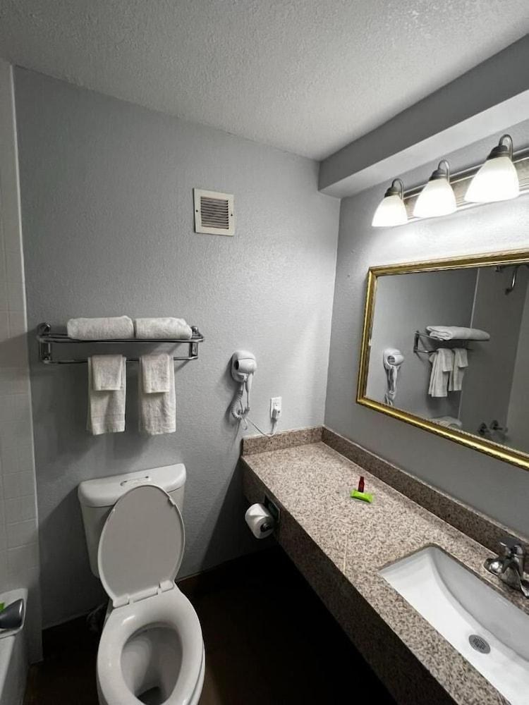 Super 8 by Wyndham Fort Worth Entertainment District photo 2