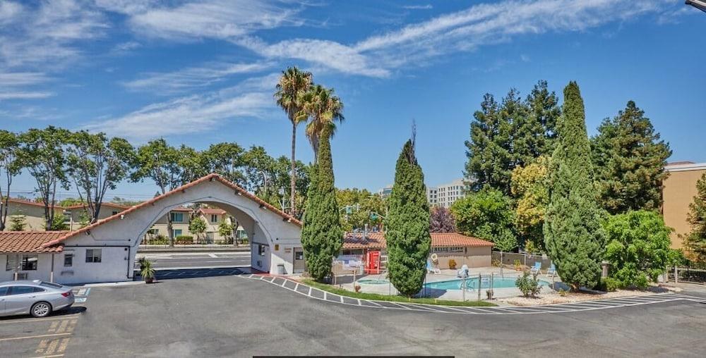 Super 8 by Wyndham San Jose Airport
