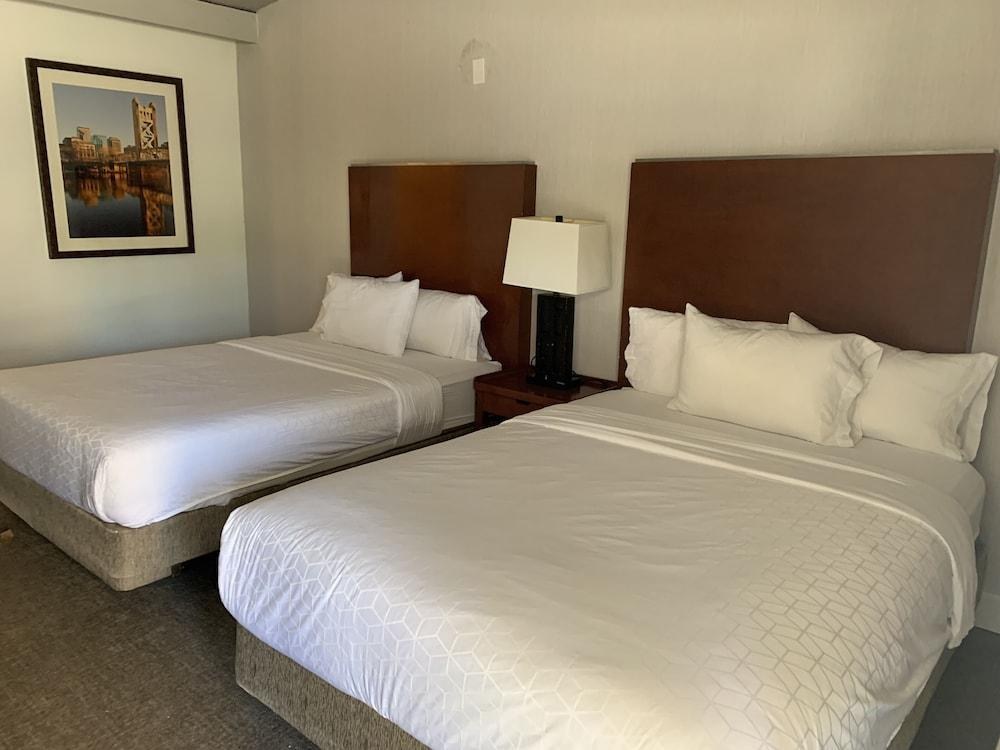 Super 8 by Wyndham San Jose Airport photo 1
