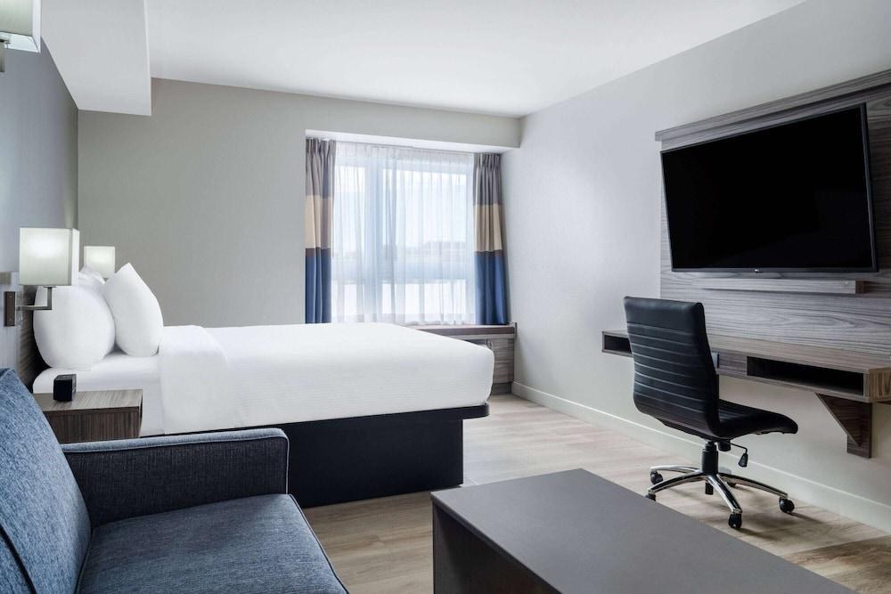 Microtel Inn & Suites by Wyndham Kanata Ottawa West photo 2