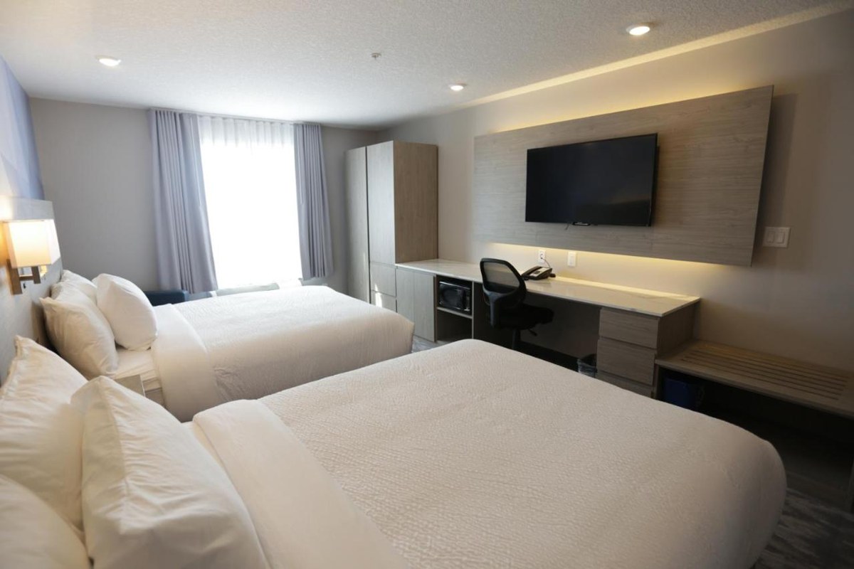 Days Inn by Wyndham Calgary North Balzac photo 1