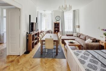 OLD TOWN SQUARE APARTMENTS