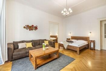 OLD TOWN SQUARE APARTMENTS photo 3