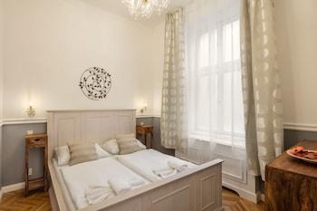 OLD TOWN SQUARE APARTMENTS photo 4
