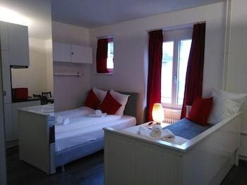 INSIDE FIVE CITY APARTMENTS photo 2