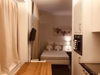 INSIDE FIVE CITY APARTMENTS photo 4