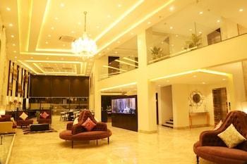 THE FLORA GRAND photo 2