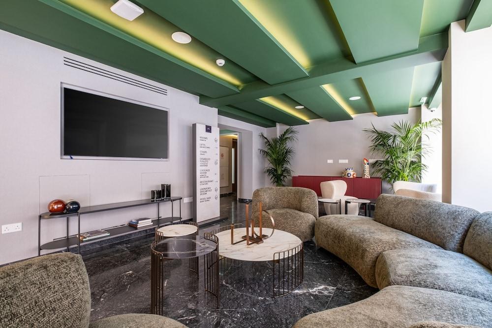 Mercure Larnaca Finikoudes Beach