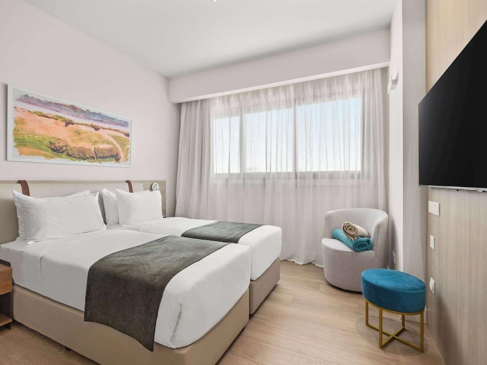 Mercure Larnaca Finikoudes Beach photo 1