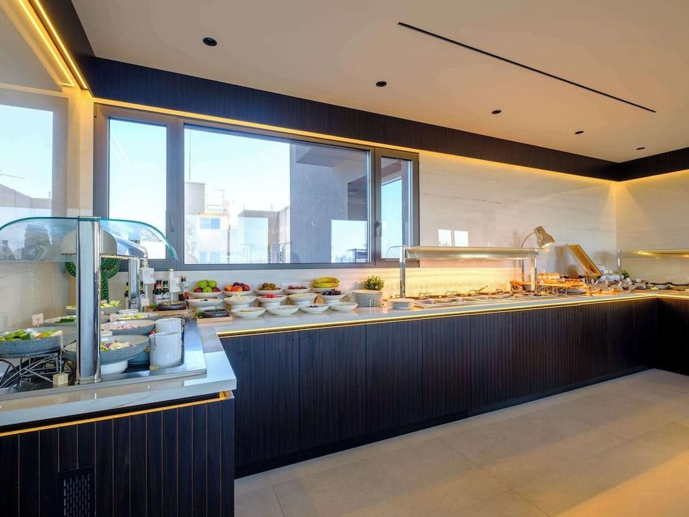 Mercure Larnaca Finikoudes Beach photo 3