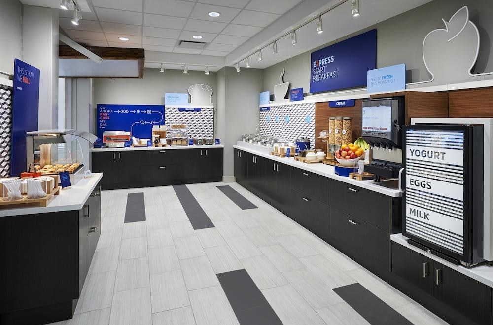 Holiday Inn Express & Suites Windsor East ¿ Lakeshore, an IHG Hotel photo 2