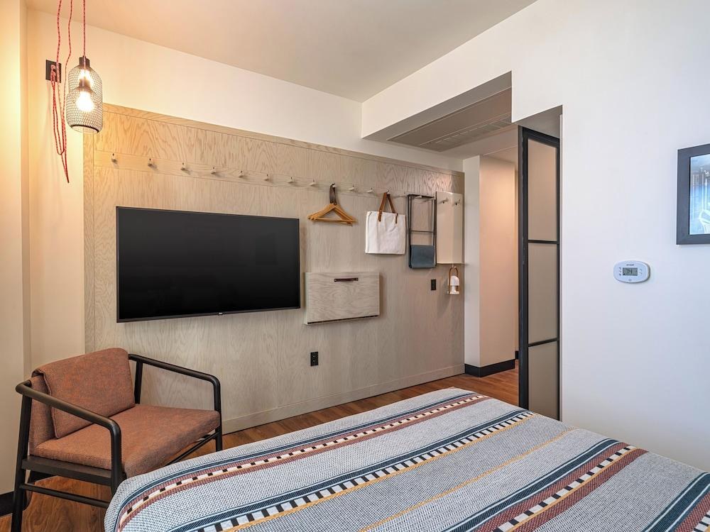 Moxy Phoenix Downtown photo 3