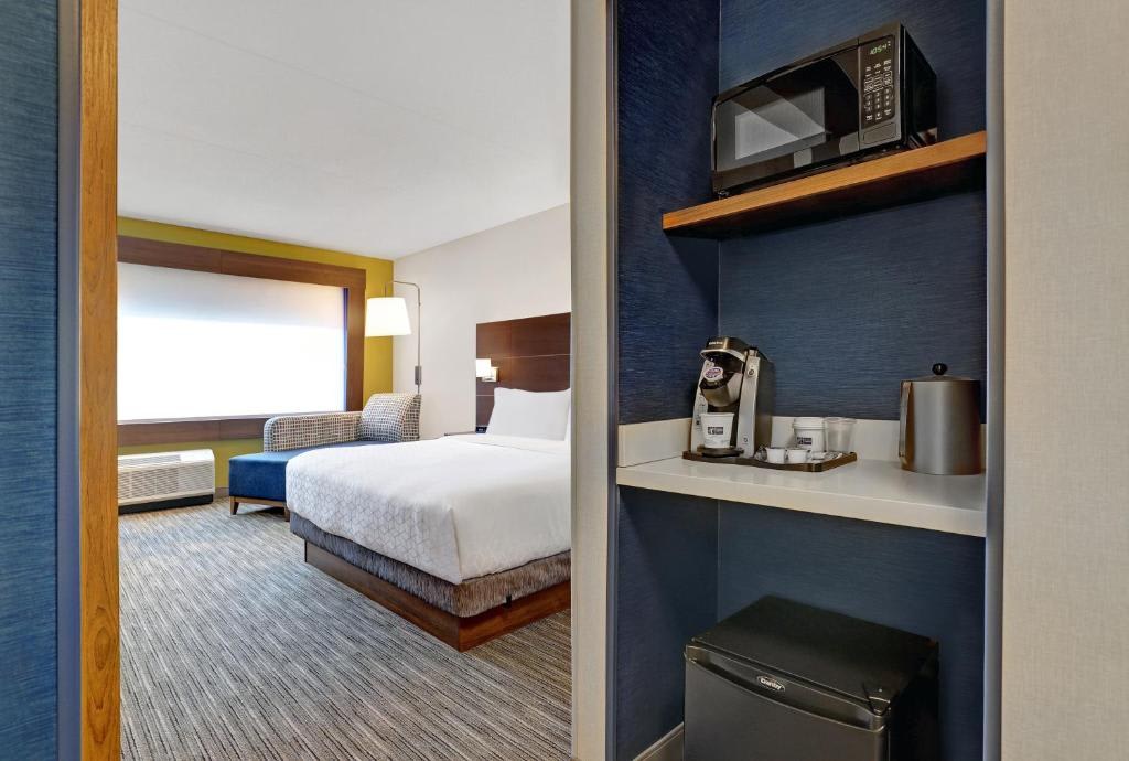 Holiday Inn Express Kingston West by IHG photo 2