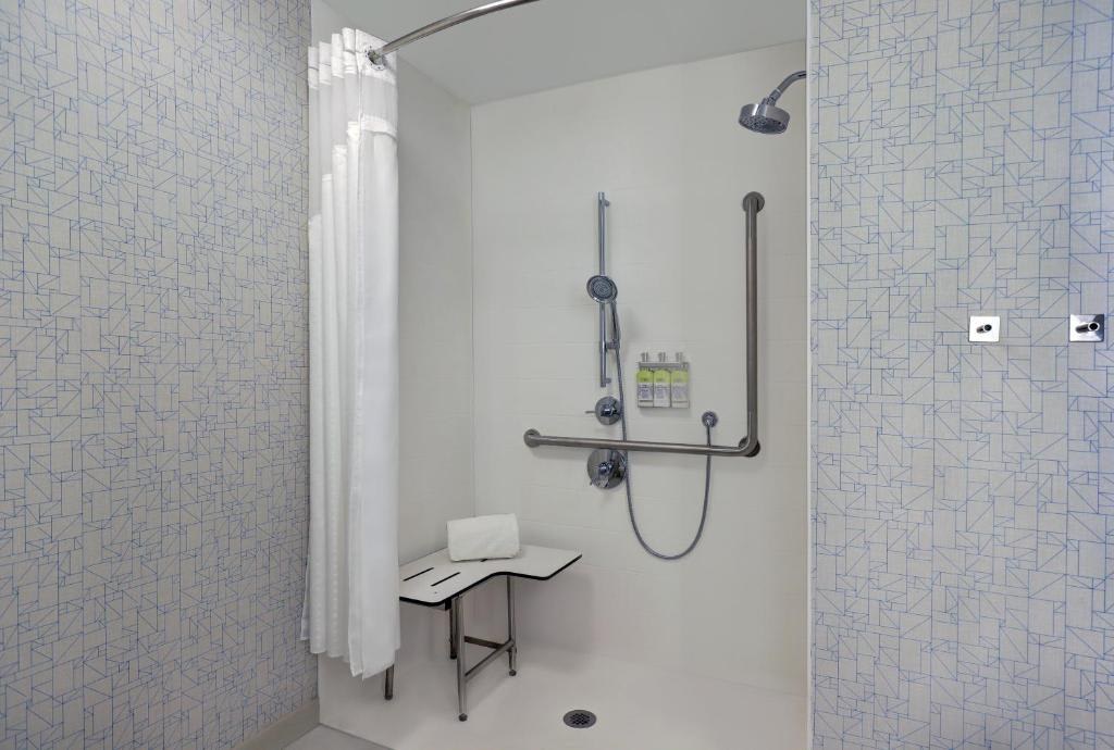 Holiday Inn Express Kingston West by IHG photo 3