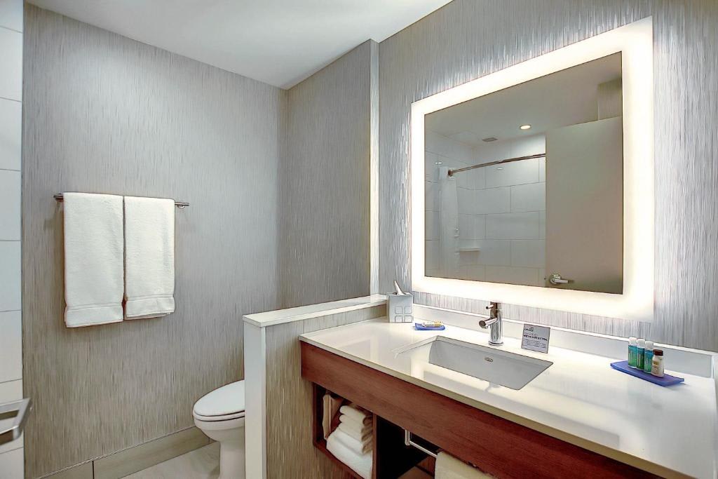 Holiday Inn Express & Suites Calgary Airport Trail NE by IHG photo 2