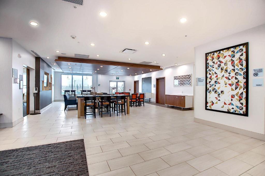 Holiday Inn Express & Suites Calgary Airport Trail NE by IHG photo 4