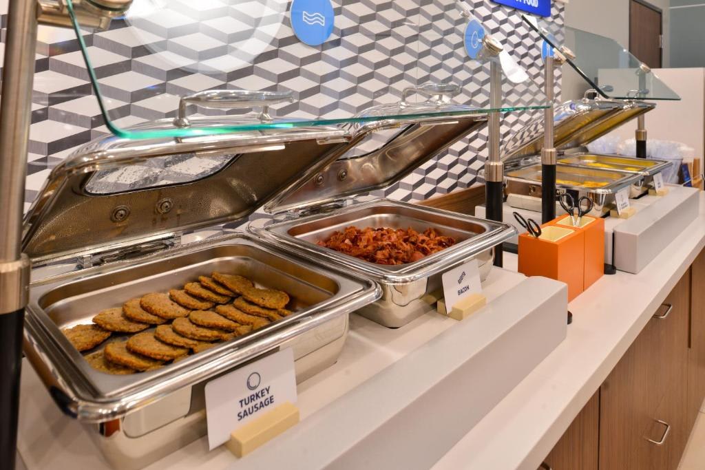 Holiday Inn Express & Suites Toronto Airport South by IHG photo 2