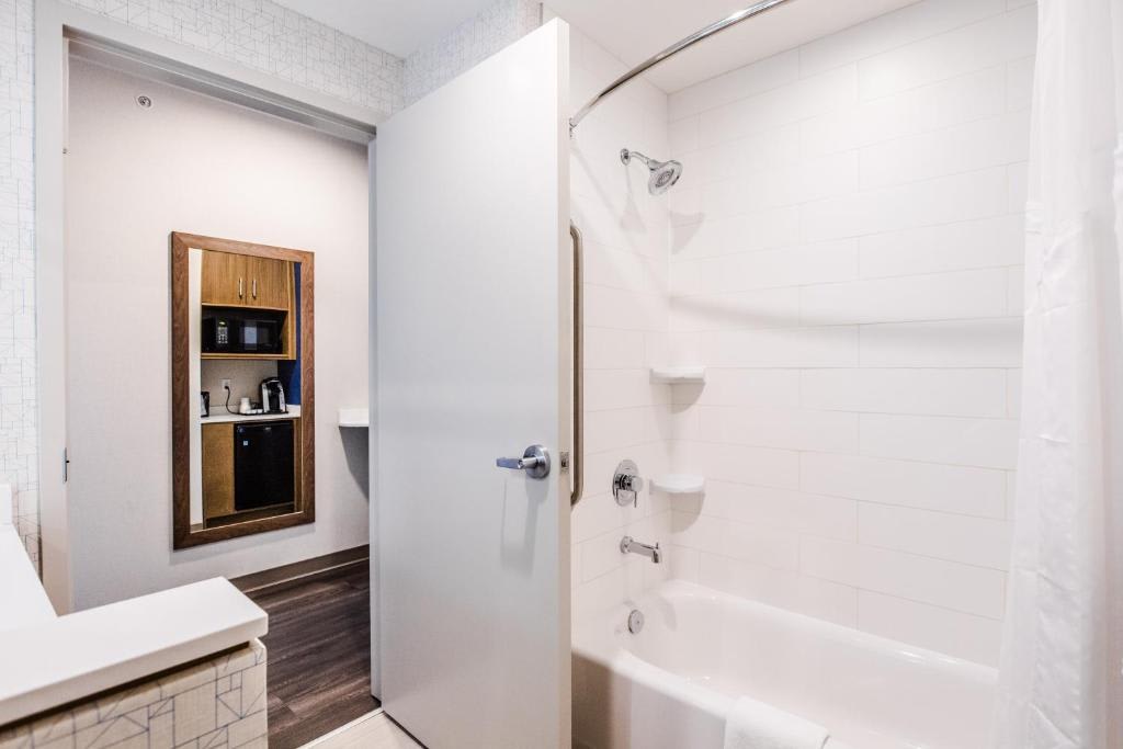 Holiday Inn Express & Suites West Edmonton - Mall Area by IHG photo 1