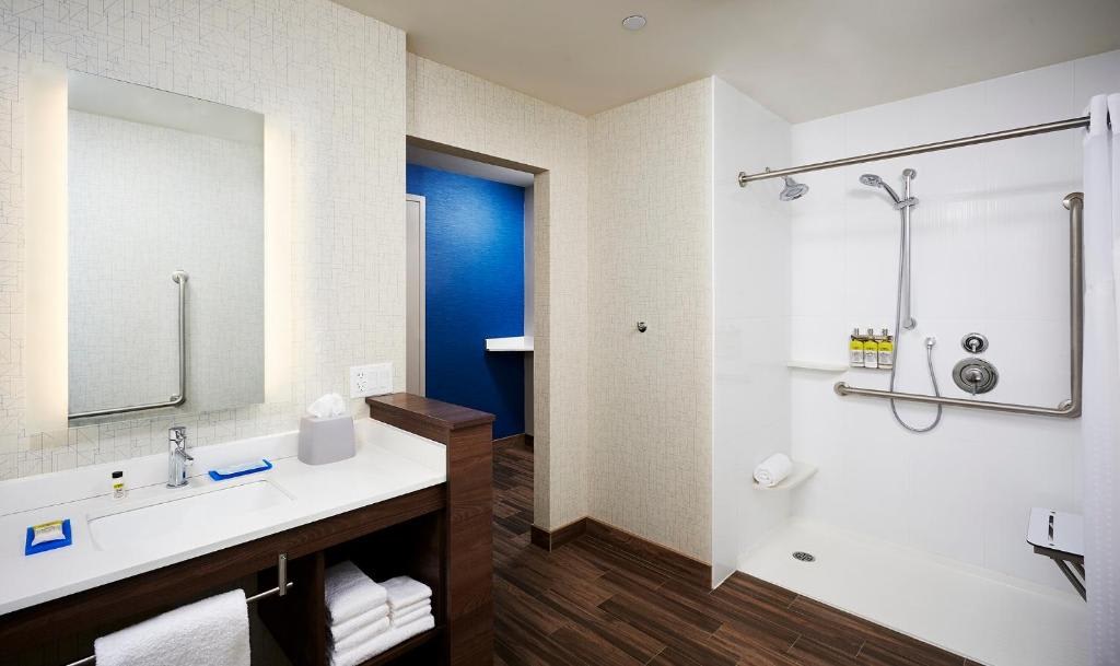 Holiday Inn Express Sarnia - Point Edward by IHG photo 3