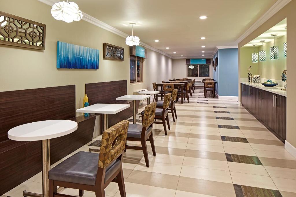 EDEN ROC INN & SUITES photo 2