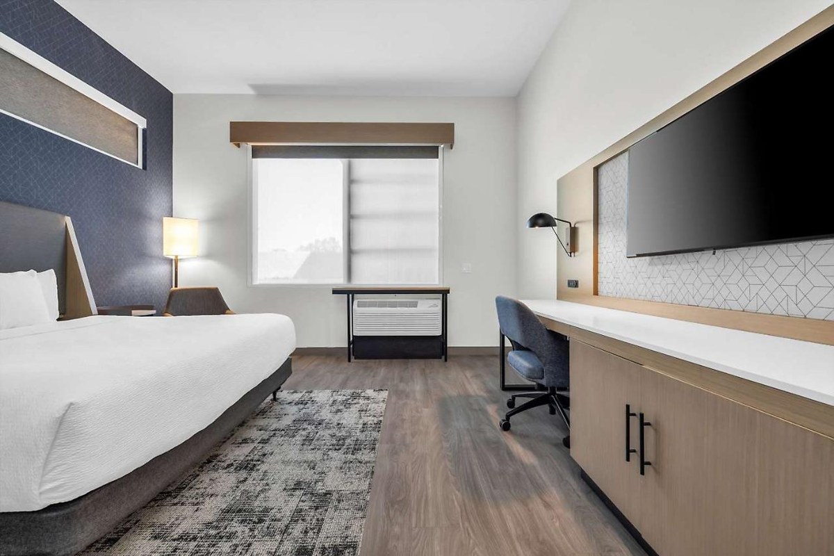 La Quinta Inn & Suites by Wyndham San Jose Airport-Downtown