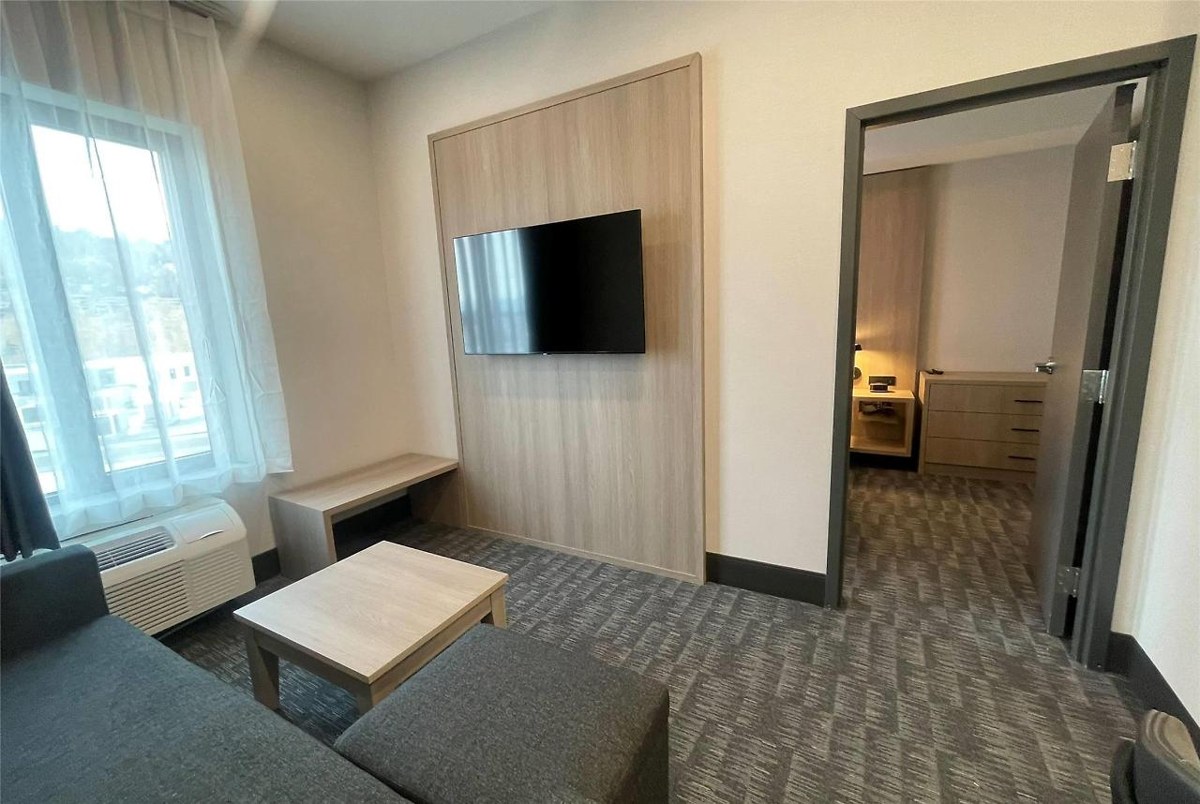 La Quinta Inn & Suites by Wyndham Kelowna BC photo 1