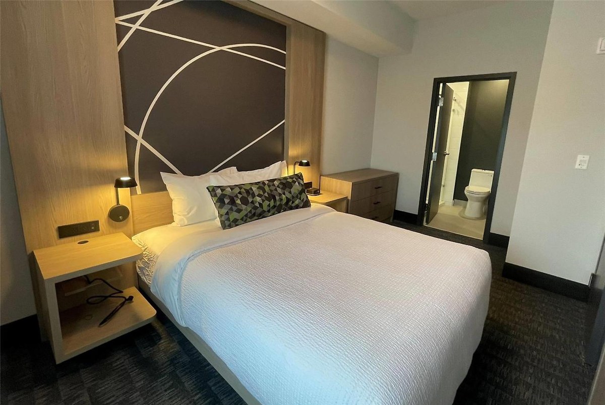 La Quinta Inn & Suites by Wyndham Kelowna BC photo 2
