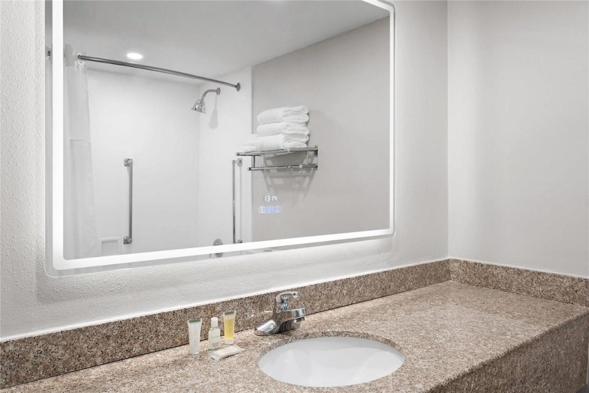 Baymont by Wyndham Williamsburg I-64 photo 3