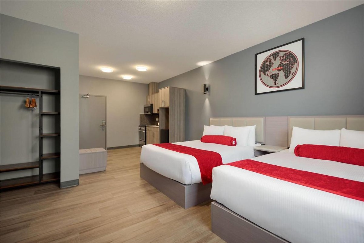 Ramada by Wyndham West Edmonton Hotel & Suites photo 1
