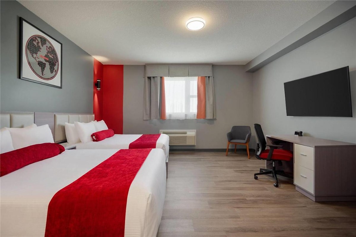 Ramada by Wyndham West Edmonton Hotel & Suites photo 2