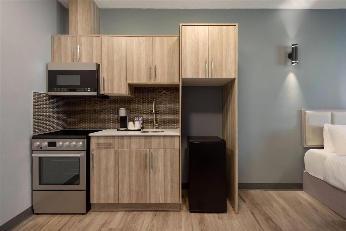 Ramada by Wyndham West Edmonton Hotel & Suites photo 3