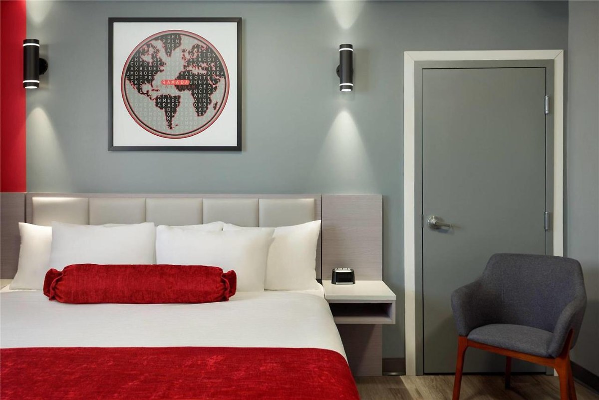 Ramada by Wyndham West Edmonton Hotel & Suites photo 4
