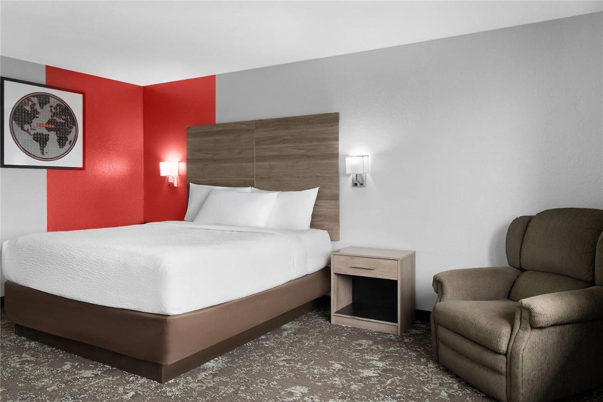 Ramada by Wyndham Cedar Rapids South photo 1