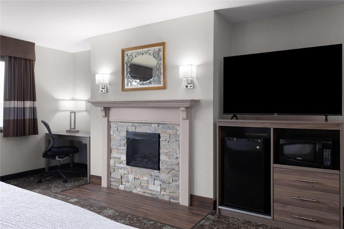 Ramada by Wyndham Cedar Rapids South photo 2