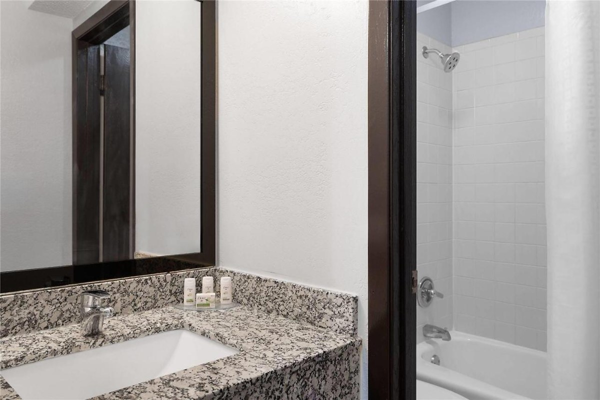 Ramada by Wyndham Cedar Rapids South photo 3