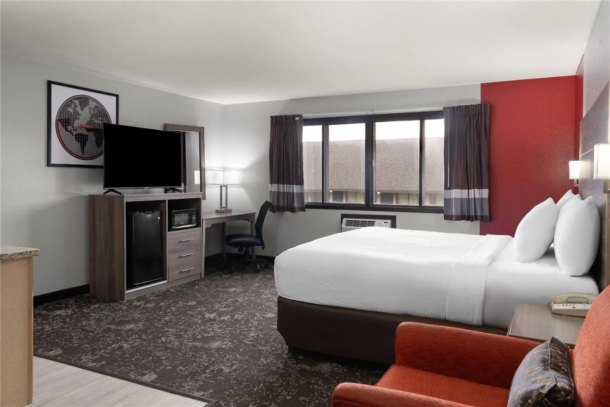 Ramada by Wyndham Cedar Rapids South photo 4