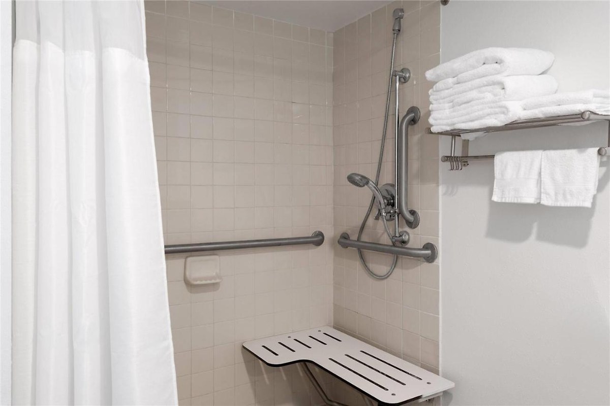 Days Hotel by Wyndham Williamsburg I-64 photo 2