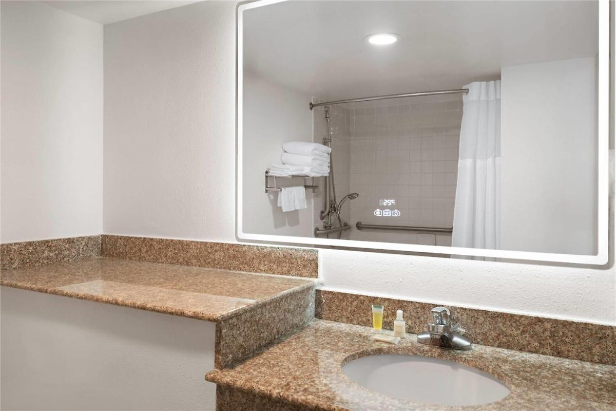 Days Hotel by Wyndham Williamsburg I-64 photo 4
