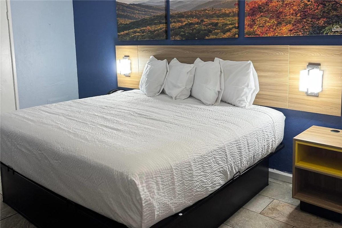Days Inn by Wyndham Charlotte University photo 2